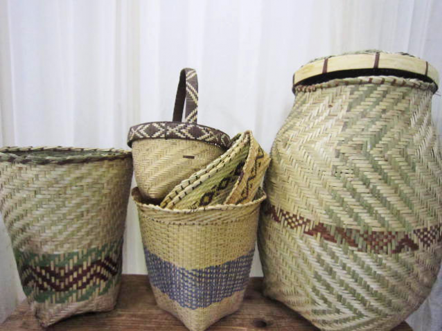 右側はフタ付きで、農作物を入れて保管していたもの